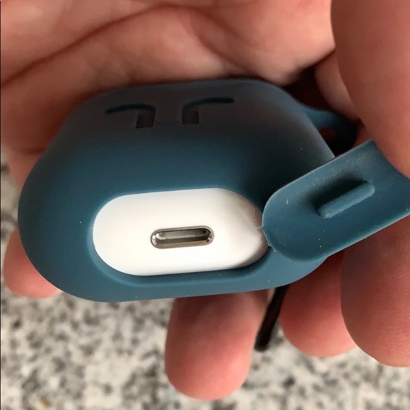 Blue Waterproof Apple AirPods rubber case withclip - Picture 4 of 6